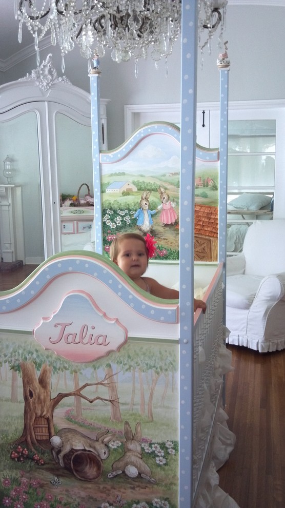 Idée de décoration pour une chambre de bébé victorienne de taille moyenne.