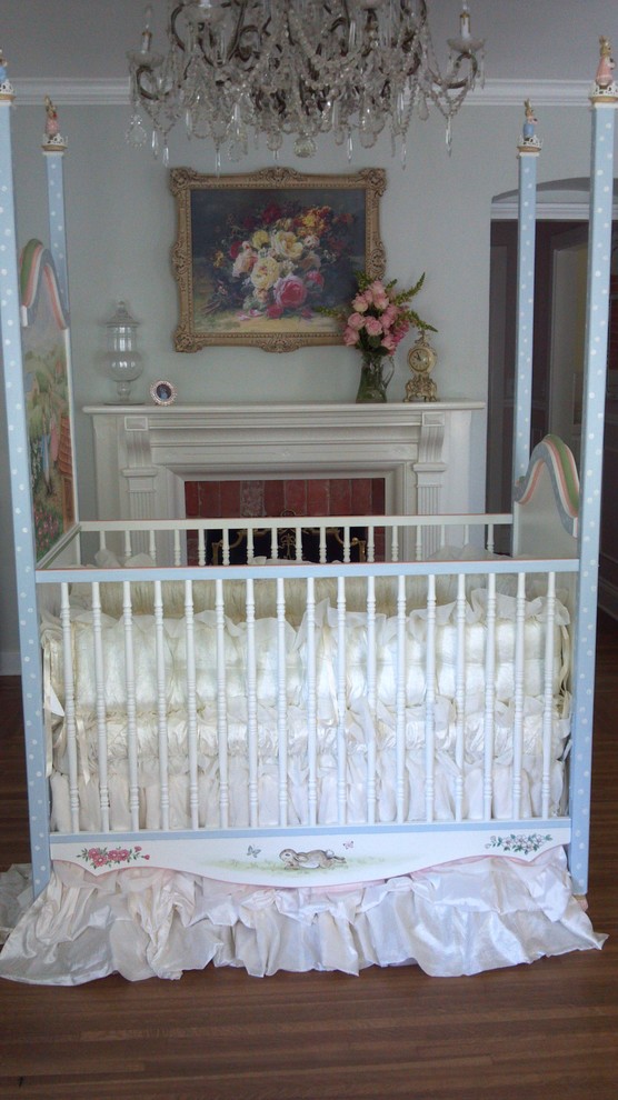 Immagine di una cameretta per neonati vittoriana di medie dimensioni