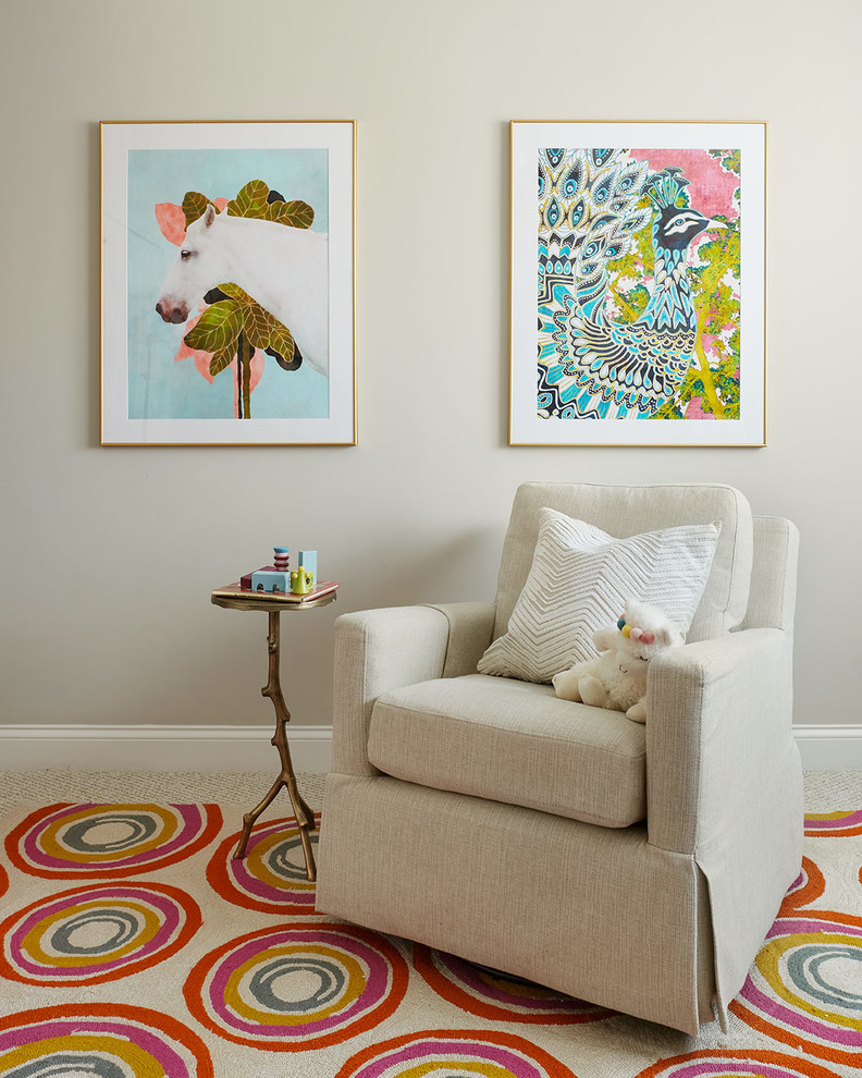 Immagine di una cameretta per neonata moderna di medie dimensioni con pareti multicolore, moquette e pavimento beige
