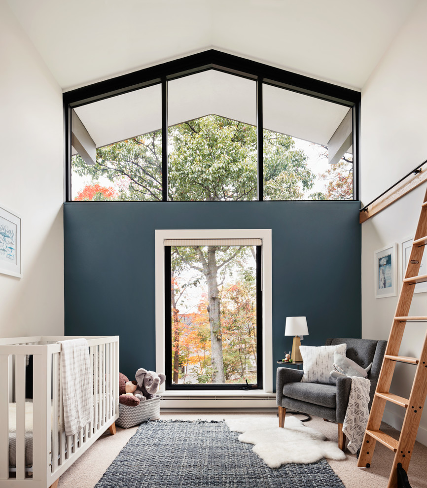 Imagen de habitación de bebé niño vintage grande con paredes azules, moqueta y suelo beige