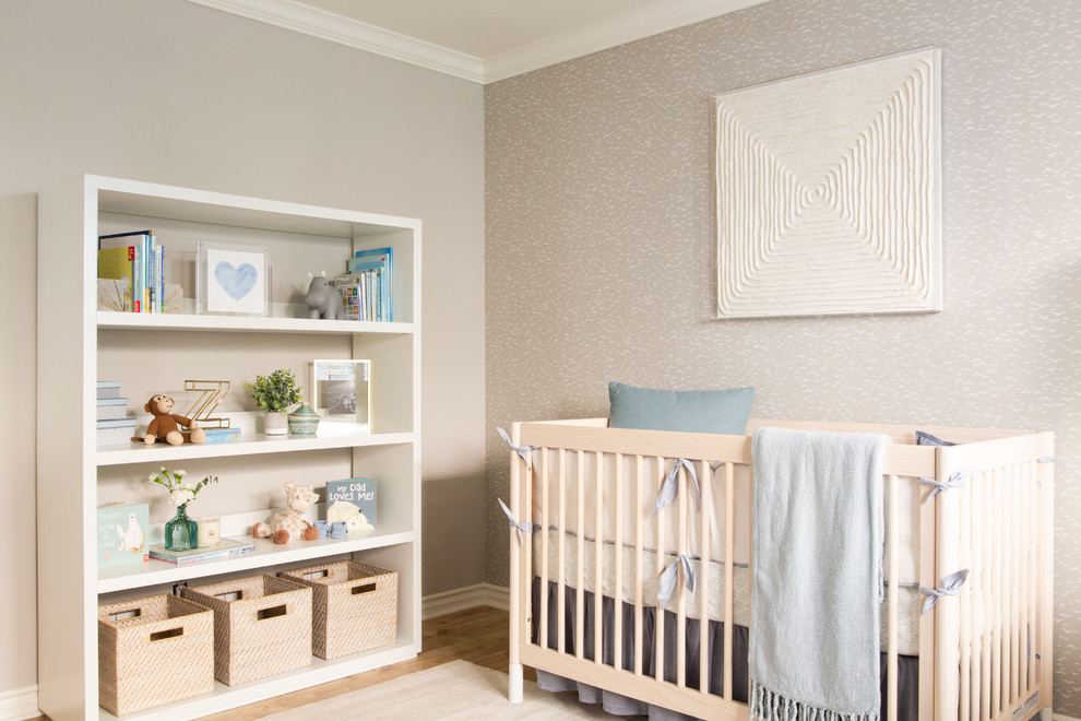 Foto de habitación de bebé niño moderna grande con paredes grises y suelo de madera clara
