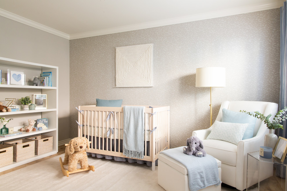 Cette image montre une grande chambre de bébé neutre traditionnelle avec un mur gris, parquet clair et un sol beige.