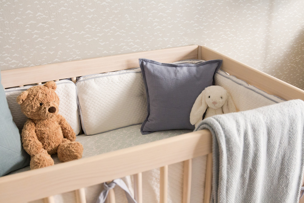 Idée de décoration pour une grande chambre de bébé garçon minimaliste avec un mur gris et parquet clair.