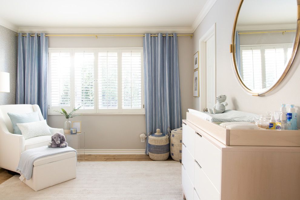 На фото: большая комната для малыша в стиле модернизм с серыми стенами и светлым паркетным полом для мальчика