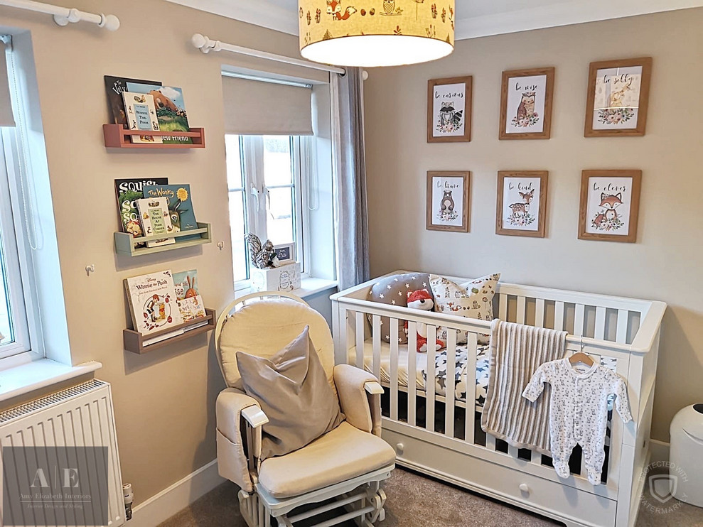 Imagen de habitación de bebé neutra contemporánea pequeña con paredes beige, moqueta y suelo gris