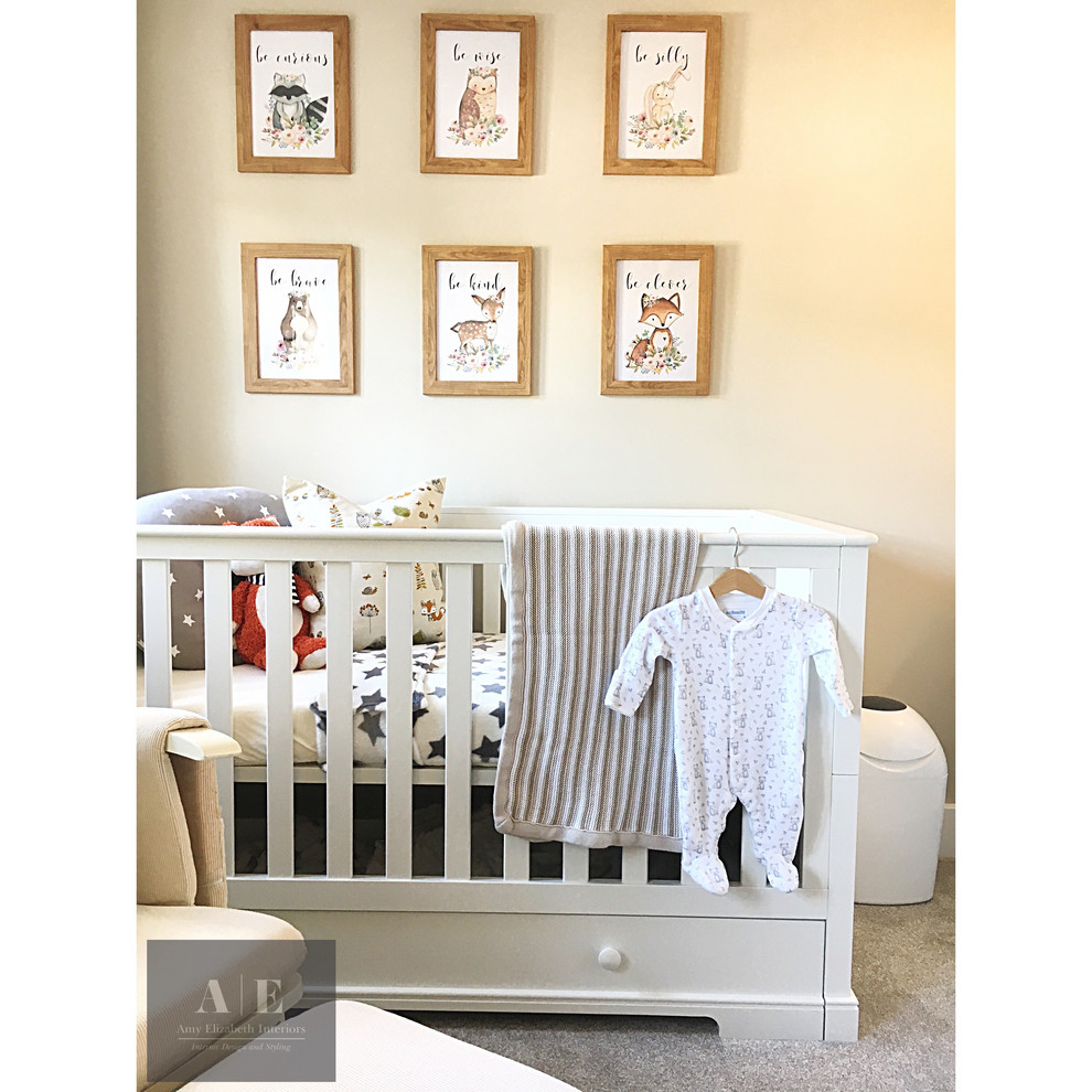 Cette image montre une petite chambre de bébé neutre design avec un mur beige, moquette et un sol gris.