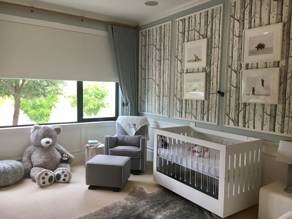 Diseño de habitación de bebé niño tradicional renovada con paredes azules y moqueta