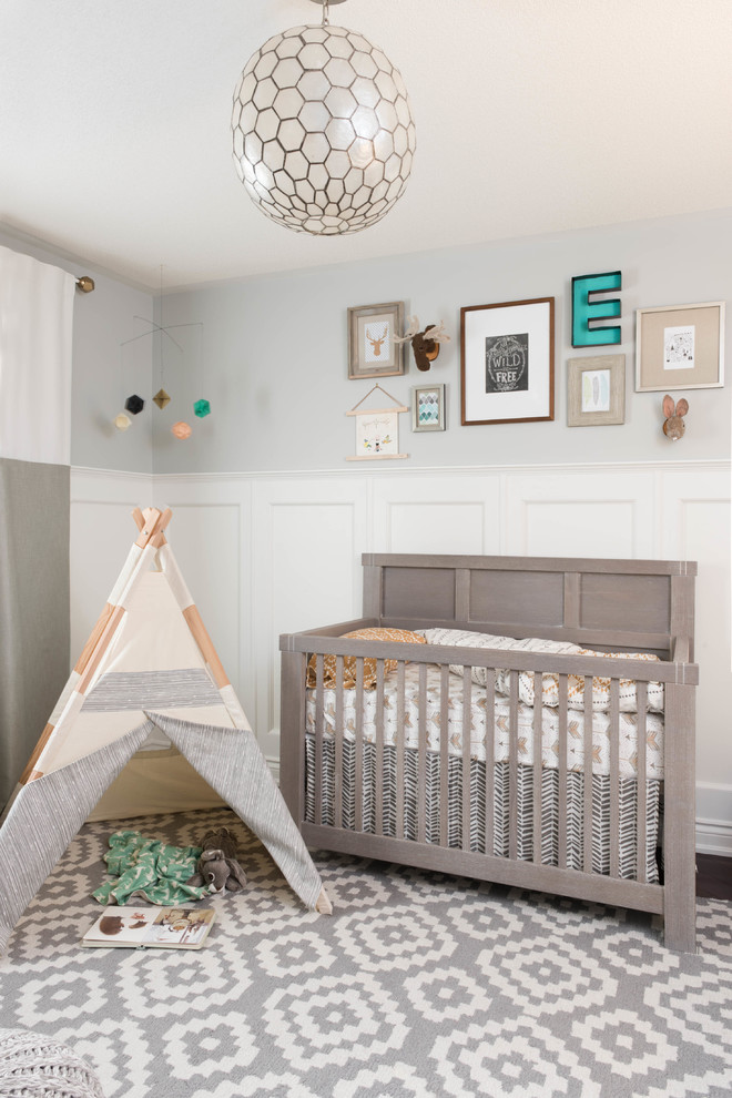 На фото: нейтральная комната для малыша среднего размера в современном стиле с серыми стенами и ковровым покрытием с