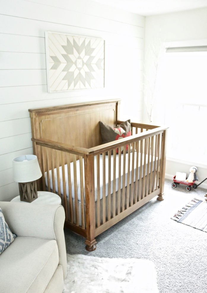 Exemple d'une chambre de bébé garçon montagne de taille moyenne avec un mur blanc, moquette et un sol gris.