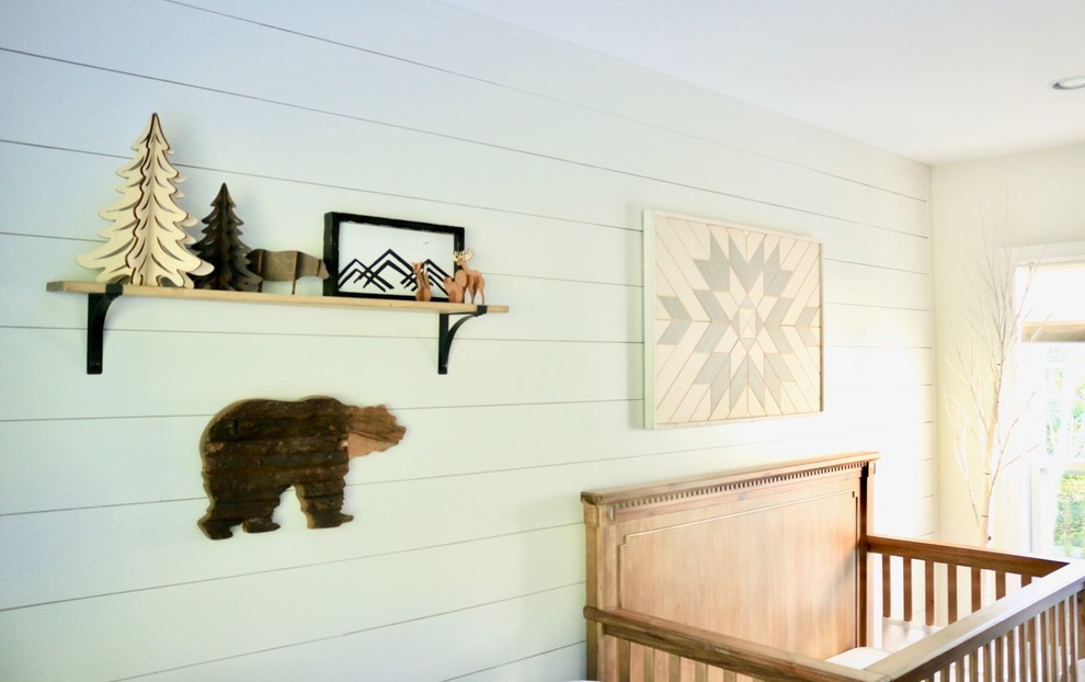Mittelgroßes Uriges Babyzimmer mit weißer Wandfarbe, Teppichboden und grauem Boden in Bridgeport