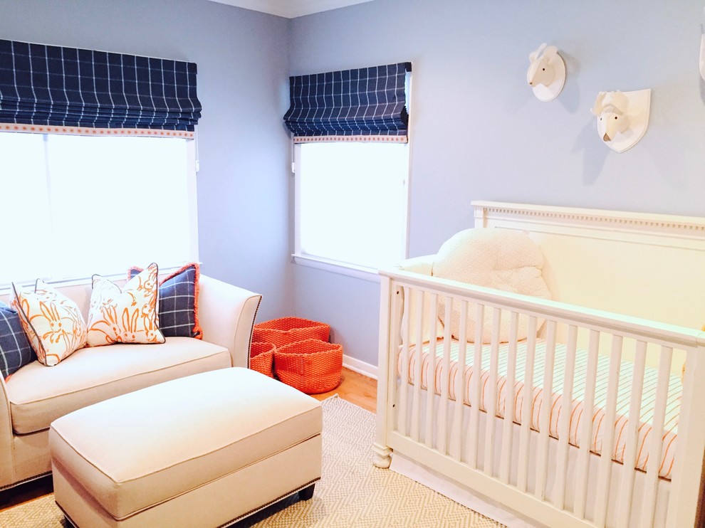 Imagen de habitación de bebé niño de estilo americano de tamaño medio con moqueta y paredes azules