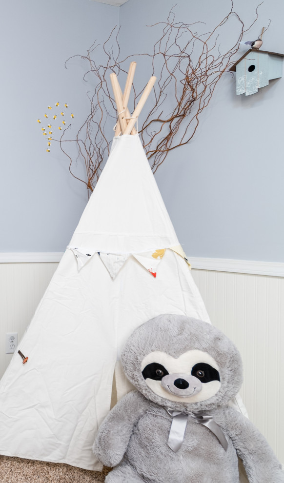 Réalisation d'une chambre de bébé garçon tradition de taille moyenne avec un mur bleu, moquette, un sol beige et boiseries.