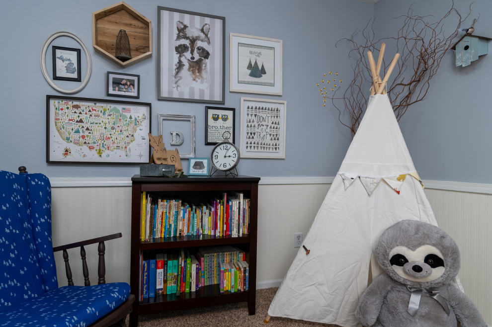 Diseño de habitación de bebé niño clásica renovada de tamaño medio con paredes azules, moqueta, suelo beige y boiserie