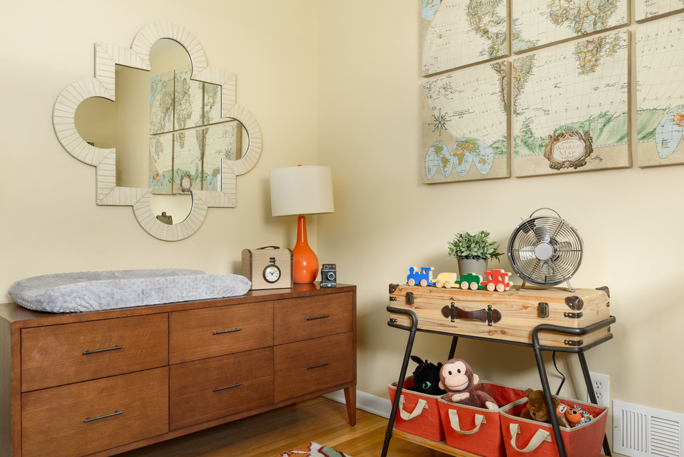 ワシントンD.C.にある低価格の小さなトランジショナルスタイルのおしゃれな赤ちゃん部屋 (ベージュの壁、淡色無垢フローリング、男の子用) の写真
