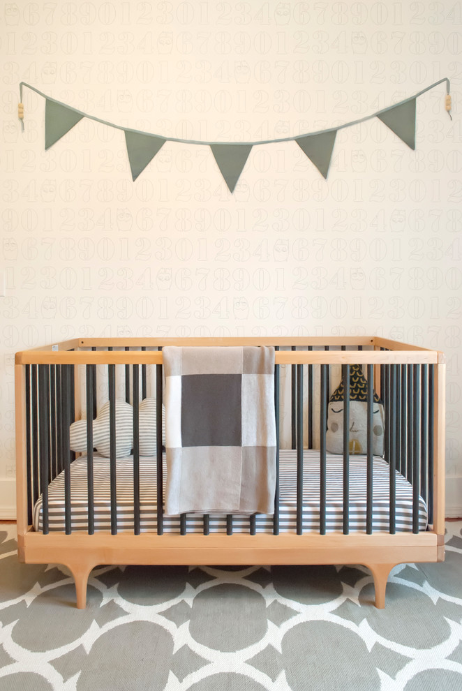 На фото: нейтральная комната для малыша в стиле неоклассика (современная классика) с разноцветным полом
