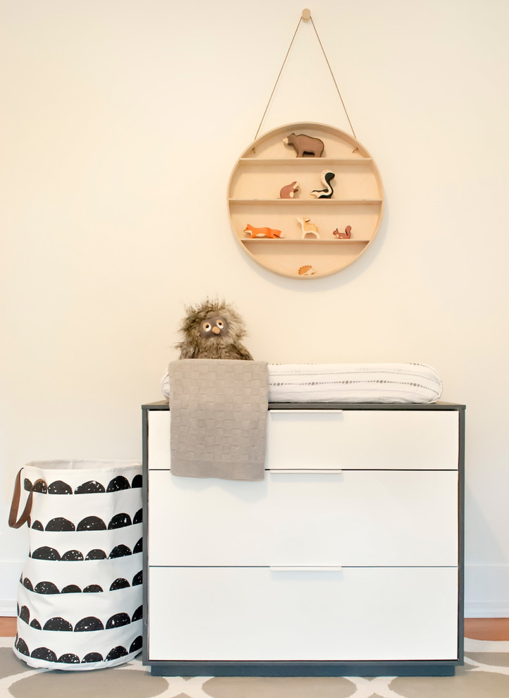 Modelo de habitación de bebé neutra tradicional renovada con paredes blancas