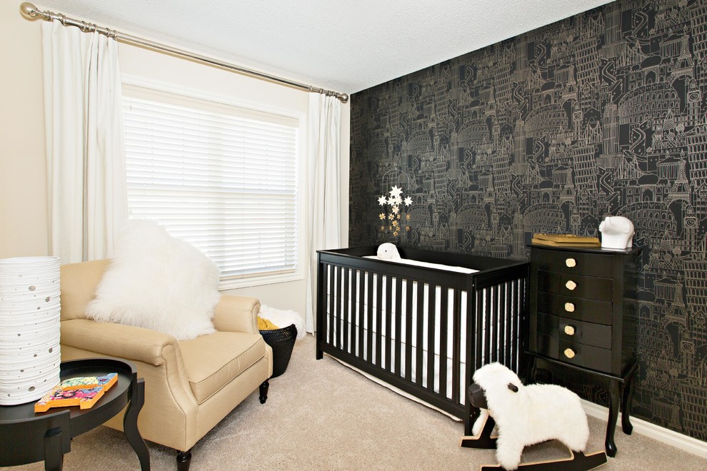Foto di una cameretta per neonati neutra classica con pareti nere e moquette