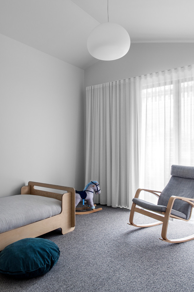 Стильный дизайн: большая нейтральная комната для малыша в современном стиле с белыми стенами и ковровым покрытием - последний тренд