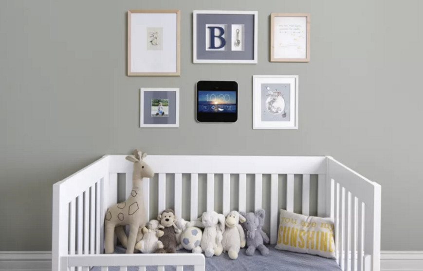 Стильный дизайн: комната для малыша среднего размера с зелеными стенами - последний тренд