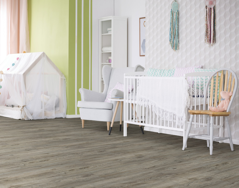 Immagine di una grande cameretta per neonata stile shabby con pareti bianche, pavimento in legno verniciato e pavimento grigio
