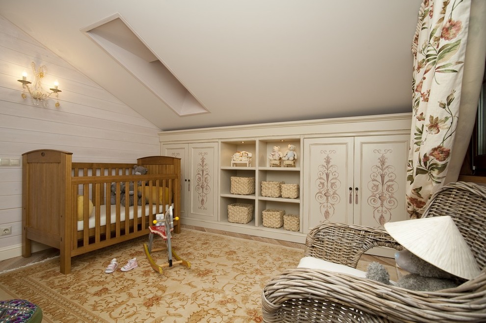 Идея дизайна: комната для малыша в стиле кантри с белыми стенами и ковровым покрытием