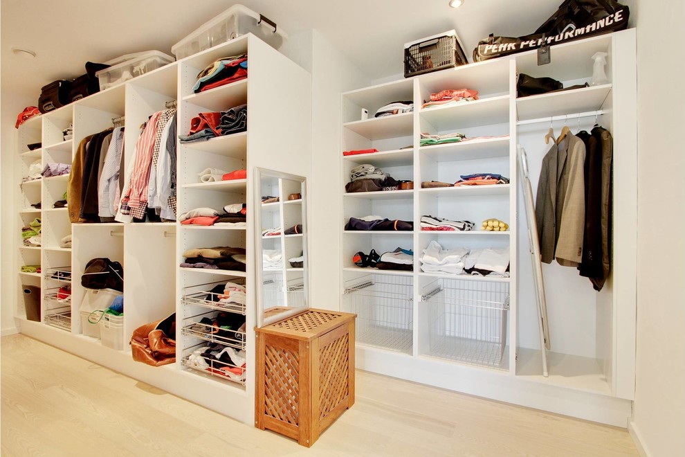 Ejemplo de vestidor unisex minimalista grande con armarios abiertos, suelo de madera clara y suelo beige