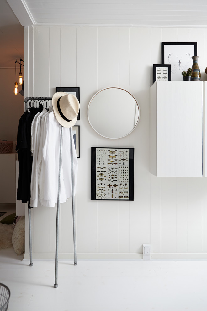 Idéer för ett minimalistiskt omklädningsrum för könsneutrala, med vitt golv