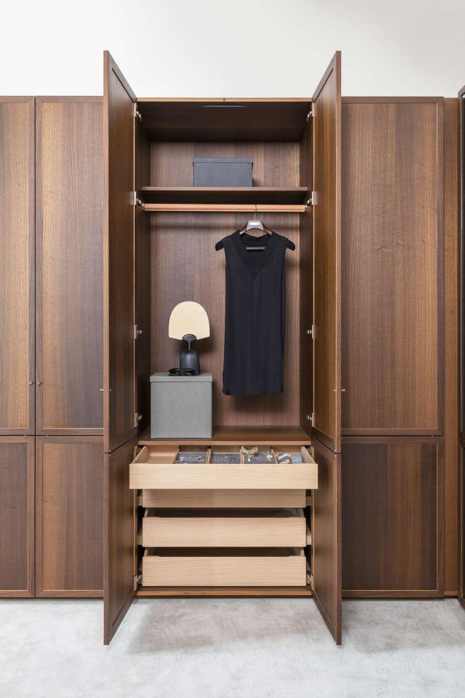 Imagen de vestidor unisex rústico grande con puertas de armario de madera en tonos medios