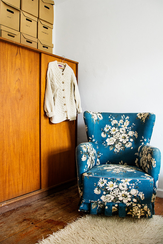 Foto de armario unisex vintage de tamaño medio con armarios con paneles lisos, puertas de armario de madera oscura, suelo de madera oscura y suelo marrón