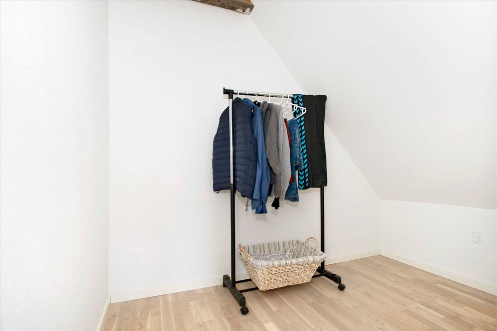 Closet - modern closet idea in Esbjerg