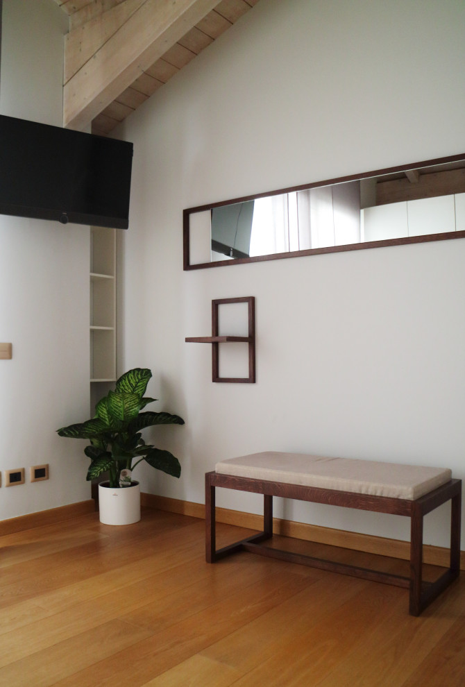 Multifunktionaler, Mittelgroßer Moderner Fitnessraum mit weißer Wandfarbe und hellem Holzboden in Mailand