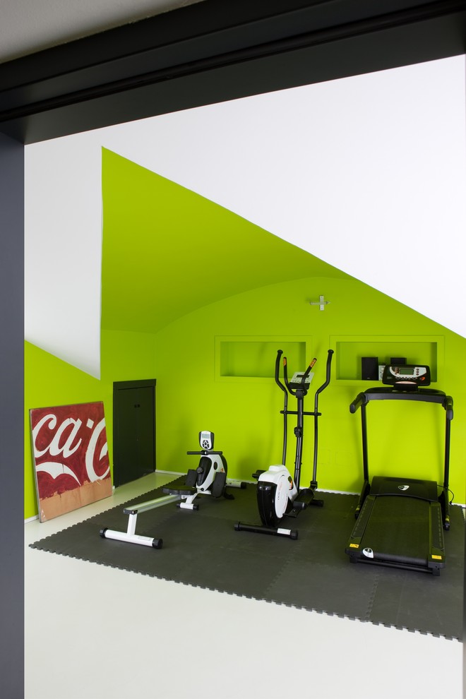 Multifunktionaler, Mittelgroßer Moderner Fitnessraum mit grüner Wandfarbe in Mailand