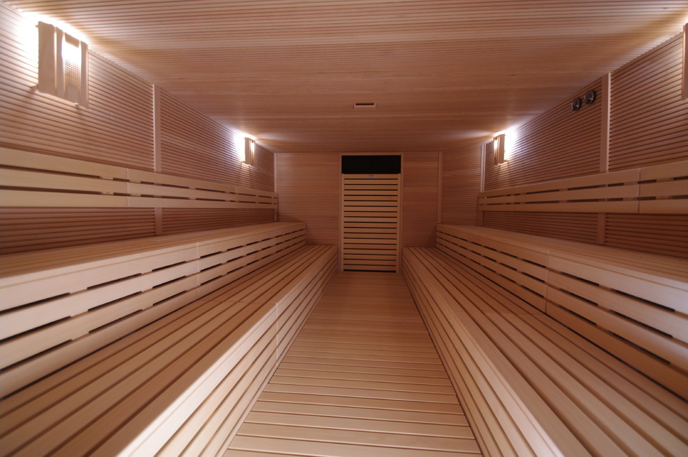 Multifunktionaler, Großer Moderner Fitnessraum mit brauner Wandfarbe, gebeiztem Holzboden und braunem Boden in Venedig