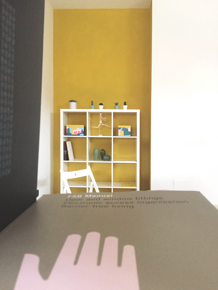 Kleiner Moderner Yogaraum mit gelber Wandfarbe, Porzellan-Bodenfliesen und grauem Boden in Bologna