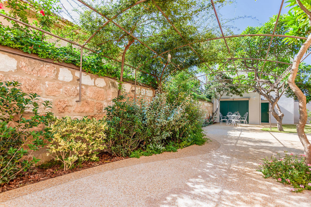 Ejemplo de patio mediterráneo pequeño en patio con adoquines de piedra natural