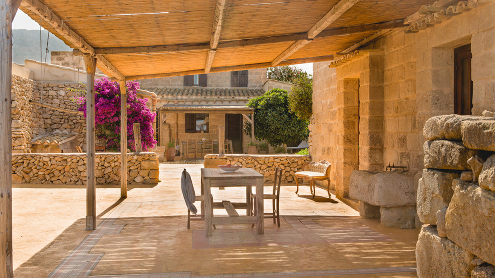 Diseño de patio mediterráneo con pérgola