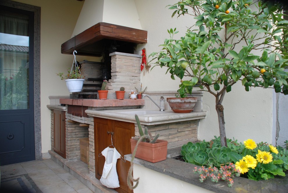 Diseño de patio clásico con cocina exterior