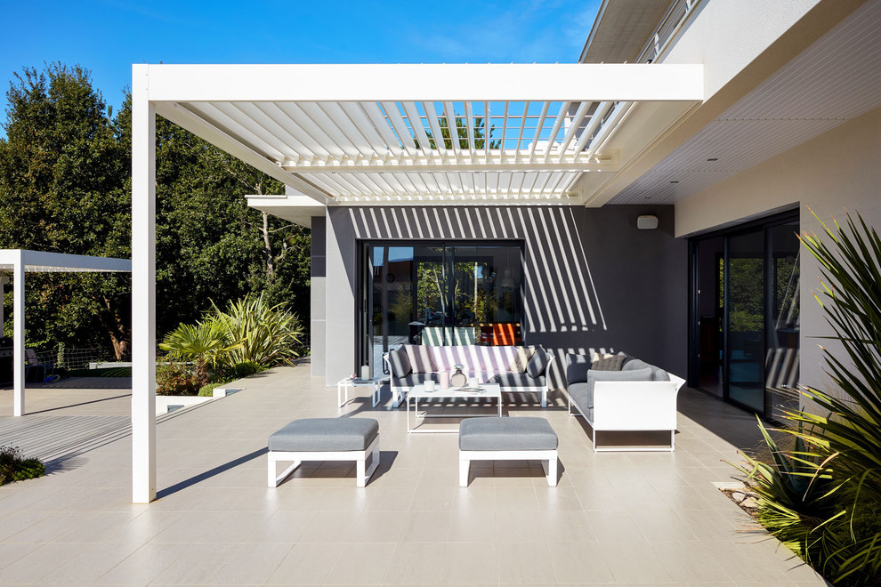 Diseño de patio minimalista con pérgola
