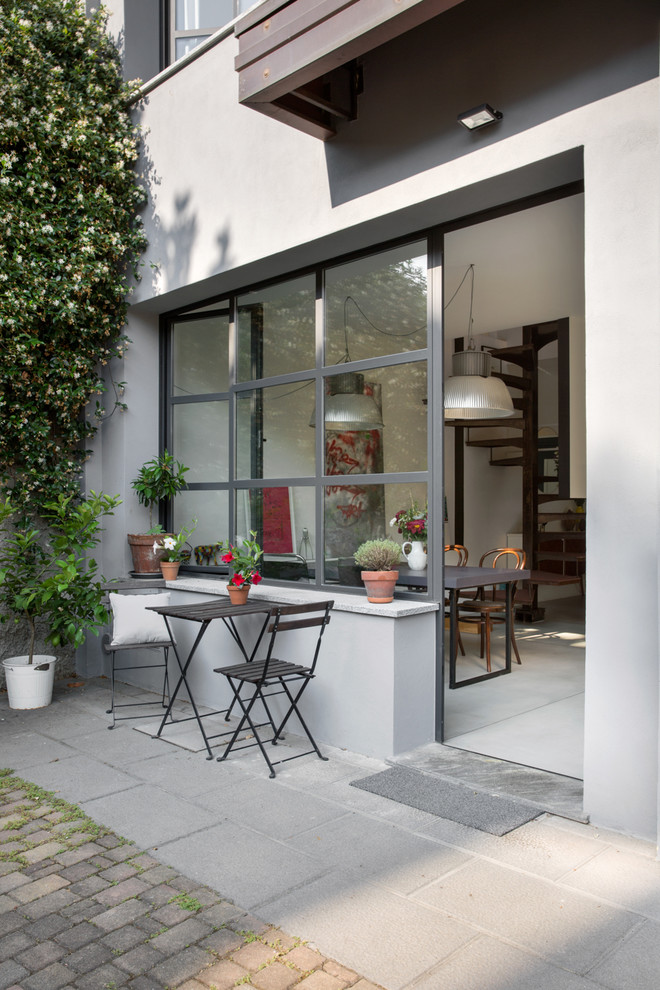 Свежая идея для дизайна: двор в стиле лофт с мощением тротуарной плиткой без защиты от солнца - отличное фото интерьера
