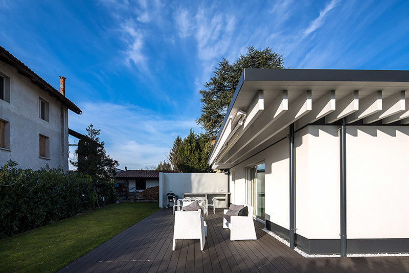 Foto di un patio o portico minimal di medie dimensioni e davanti casa con pedane e un parasole