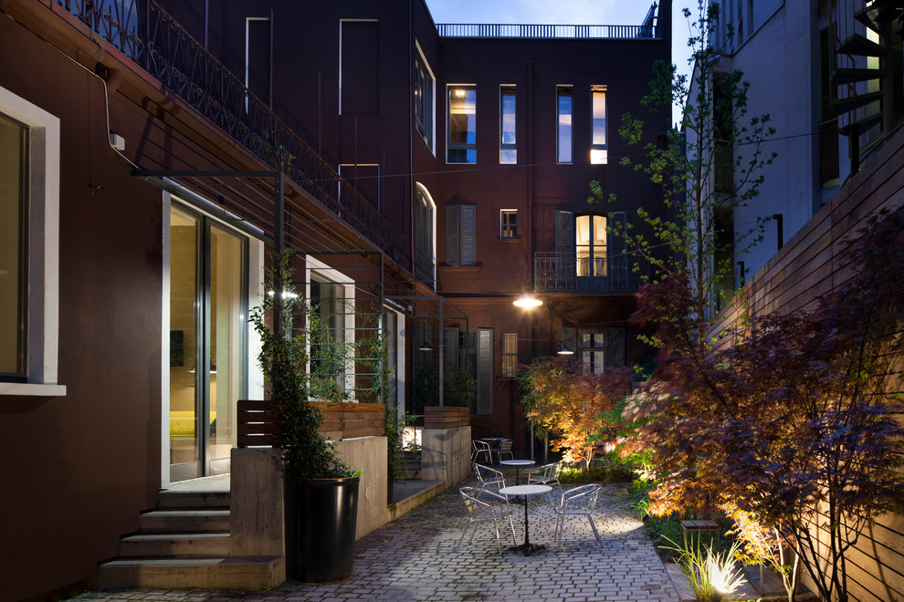 Свежая идея для дизайна: двор среднего размера на внутреннем дворе в современном стиле с покрытием из каменной брусчатки - отличное фото интерьера