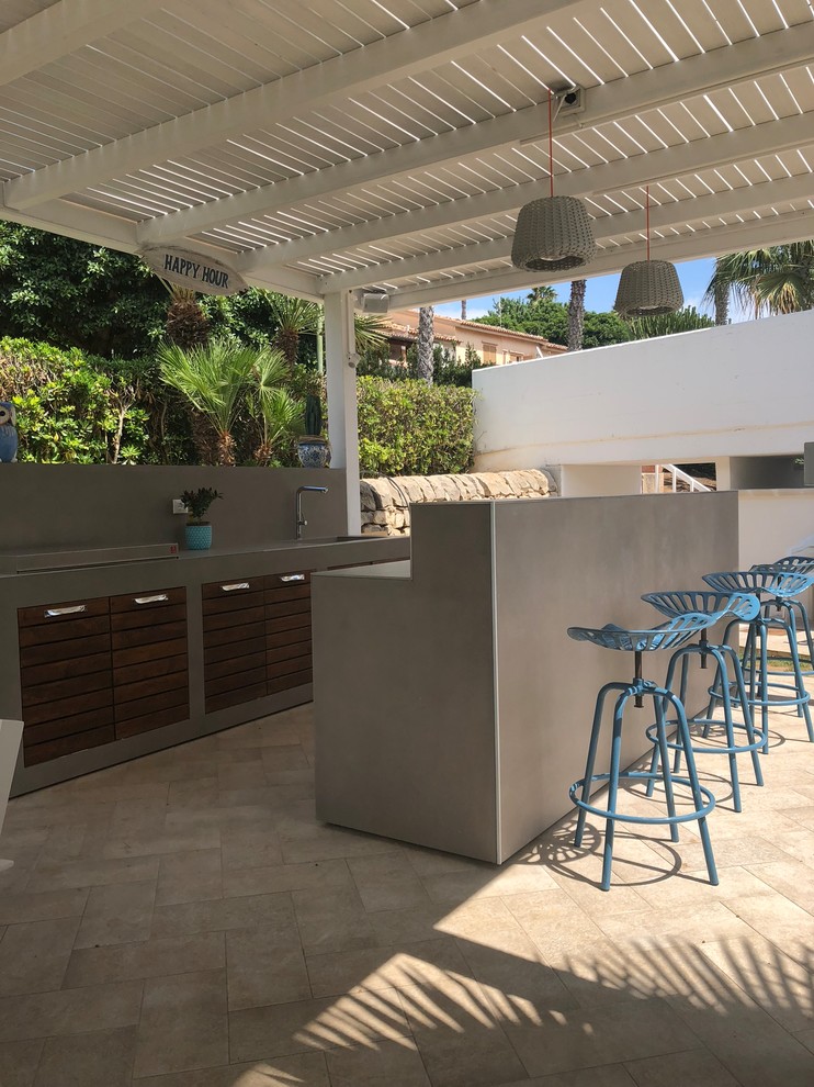 Идея дизайна: пергола во дворе частного дома в современном стиле с летней кухней