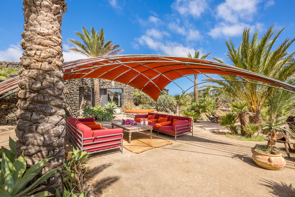 Immagine di un patio o portico mediterraneo con un parasole