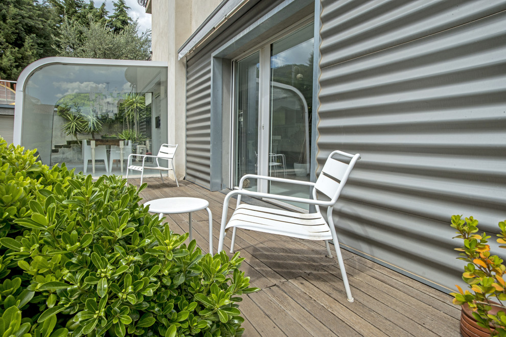 Inspiration for a medium sized contemporary front patio in Catania-Palermo with decking.