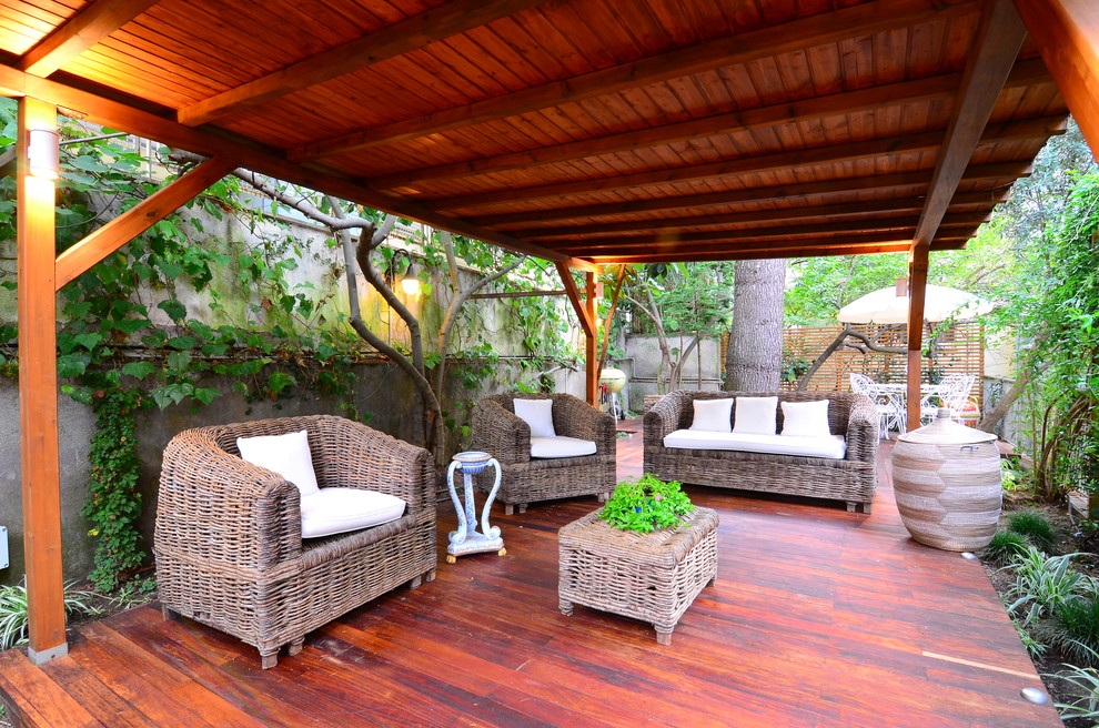 Immagine di un grande patio o portico tropicale dietro casa con un gazebo o capanno e pedane