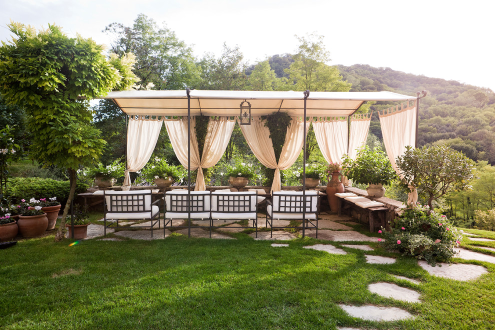 Diseño de patio de estilo de casa de campo grande en patio delantero con adoquines de piedra natural