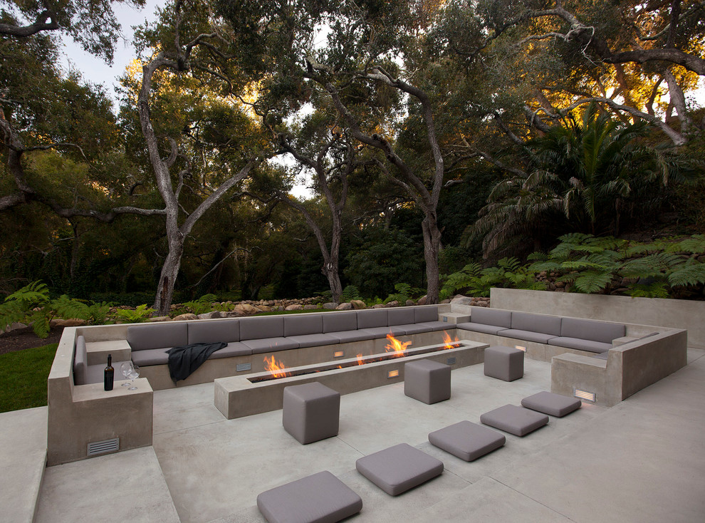Unbedeckter Moderner Patio mit Feuerstelle und Betonplatten in Los Angeles