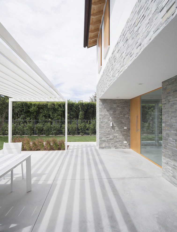 Idée de décoration pour une terrasse design de taille moyenne.