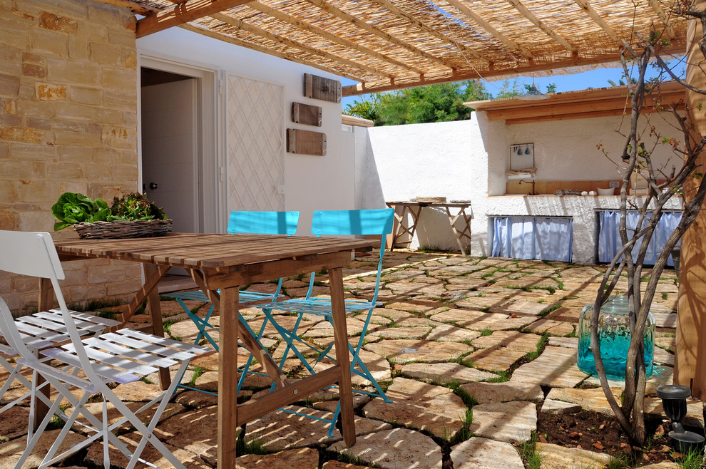 Свежая идея для дизайна: пергола во дворе частного дома в средиземноморском стиле с летней кухней и покрытием из каменной брусчатки - отличное фото интерьера