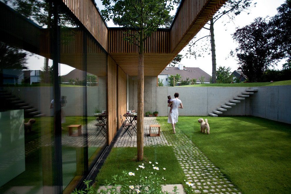 Photo of a contemporary patio in Stuttgart.